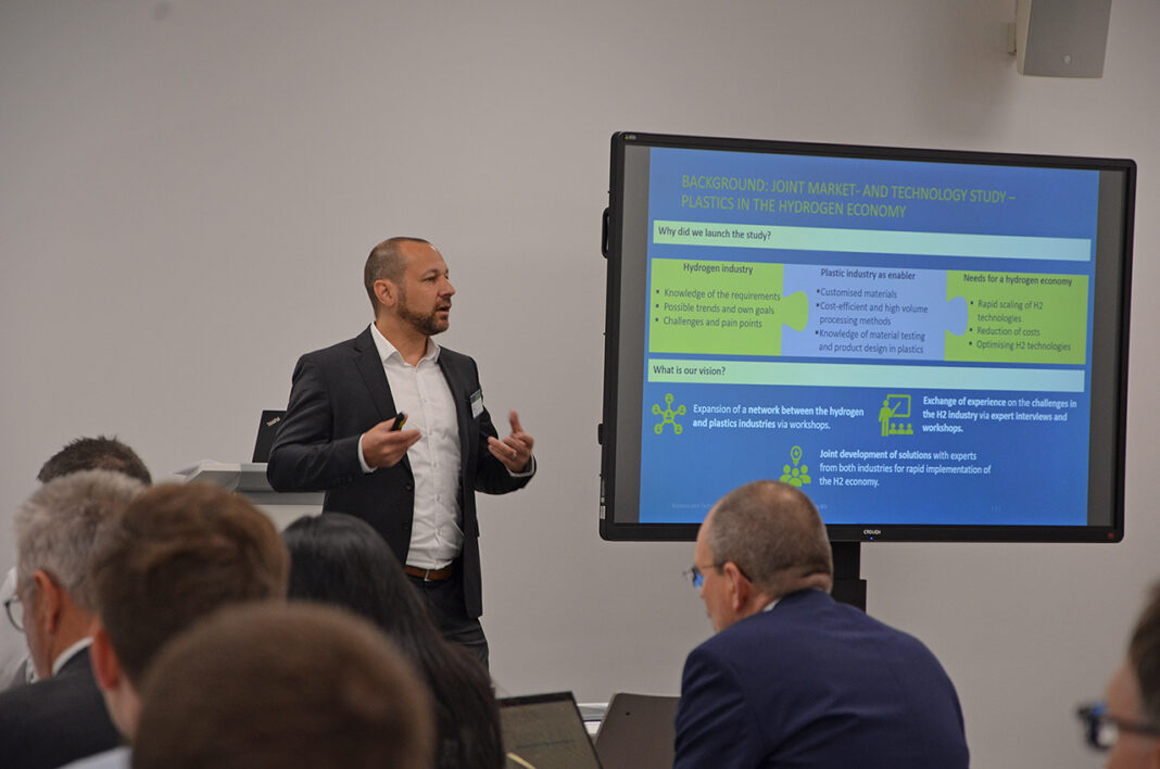 Dr Kai Fischer, initiator of the network at IKV, welcomes the participants.