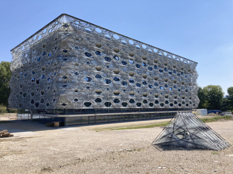 „Winding” Houses Instead of Building